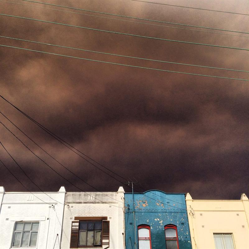 El humo de los incendios cubre hoy el cielo de Newtown (Australia). 
