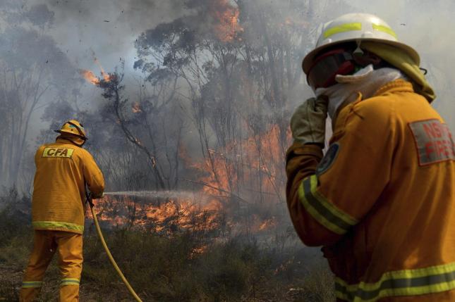 Dos bomberos trabajan hoy en las labores de extinción de un incendio forestal en la zona de Blue Mountains al oeste de Sídney
