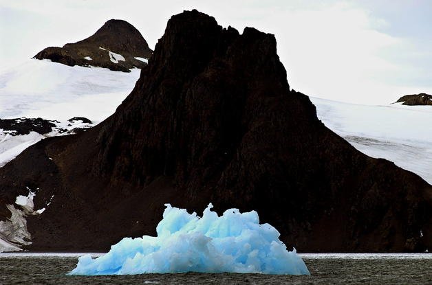 Foto de archivo de un témpano flotando en la Isla Rey Jorge, en la Antártida uruguaya. 
