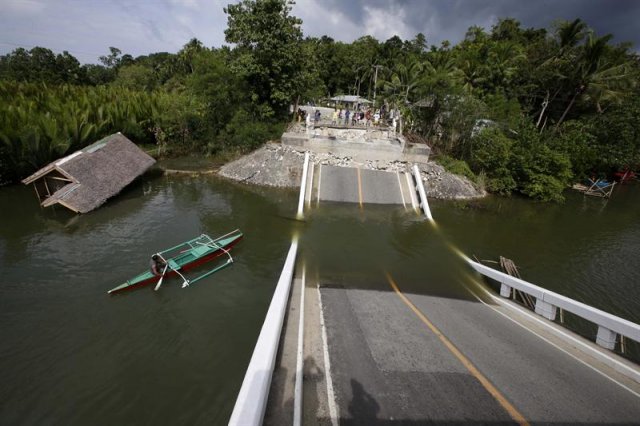 El puente Abatan ha quedado destruido tras el terremoto de 7,2 grados de magnitud en Loon (Filipinas)