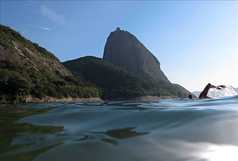 Un hombre nada en la playa Vermelha en Río de Janeíro. EFE/Archivo