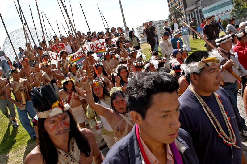 Indígenas Huaoranis de la Amazonía ecuatoriana durante una marcha en Quito (Ecuador) para evitar la destrucción del Parque Nacional Yasuní, una de las reservas naturales más importantes de Sudamérica. EFE/Archivo 