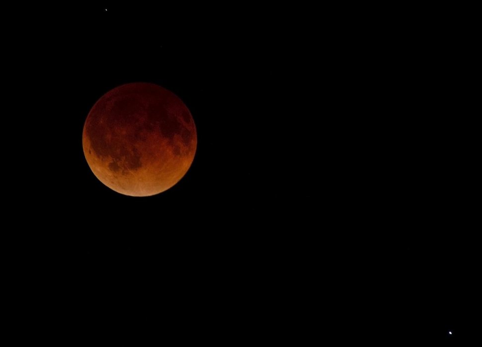 La Luna se tiñe de rojo y naranja durante un eclipse lunar total visto desde Wichita, Kansas (Estados Unidos). EFE