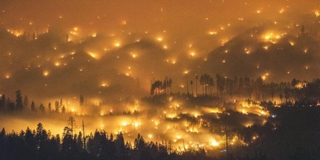 Una imagen de larga exposición del incendio del parque Yosemite. EFE/Stuart Palley