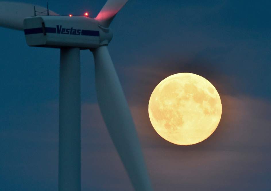 LUZ BRILLANTE DE LA SUPERLUNALa superluna ilumina un aerogenerador en Brandenburgo, Alemania. (EFE) 