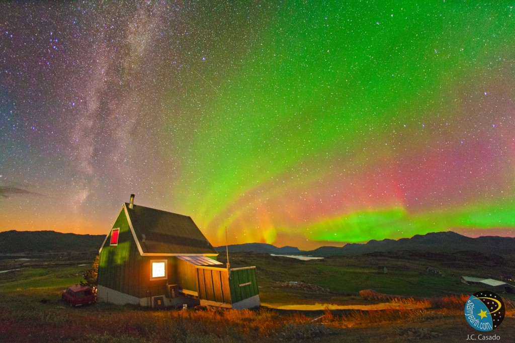 Aurora boreal  fotografiada desde una Granja de Tasiusaq situada al sur de Groenlandia (J.C. Casado-starryearth.com).
