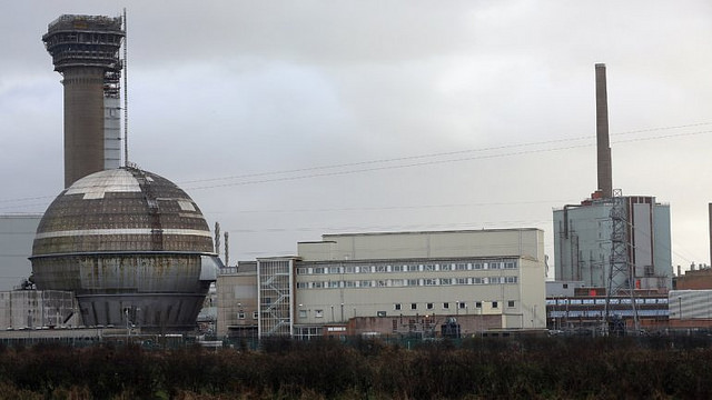 El sitio antes era conocido como Windscale y ahí se localizaba una planta nuclear. Después de una explosión en uno de sus reactores, contaminó el sitio por completo y se tuvo que cubrir una gran superficie con cemento.